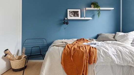 पश्चिमेकडे तोंड करून झोपू नका - उत्तर दिशेप्रमाणे, वास्तू देखील पश्चिम दिशेला डोके ठेवून झोपणे टाळण्याचा सल्ला देते. त्यांचा असा विश्वास आहे की यामुळे संतुलन बिघडू शकते आणि आपली झोप कमी होऊ शकते. म्हणून, झोपताना डोके दुसऱ्या दिशेने ठेवणे चांगले. पश्चिमेकडे तोंड करून झोपू नका - उत्तर दिशेप्रमाणे, वास्तू देखील पश्चिम दिशेला डोके ठेवून झोपणे टाळण्याचा सल्ला देते. त्यांचा असा विश्वास आहे की यामुळे संतुलन बिघडू शकते आणि आपली झोप कमी होऊ शकते. म्हणून, झोपताना डोके दुसऱ्या दिशेने ठेवणे चांगले.