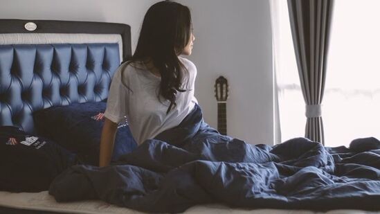 रात्री अनेक वेळा झोप उडते - बऱ्याचदा काही लोक झोप न येण्याची तक्रार करतात; काही लोक रात्री अनेक वेळा जागे होतात. एवढेच नाही तर सकाळी उठल्यानंतरही त्यांना जडपणा जाणवतो. हे एखाद्या आजारामुळे देखील होऊ शकते, परंतु वास्तुमध्ये यासाठी काही वास्तू उपाय सांगितले आहेत. या वास्तू टिप्समध्ये, तुम्हाला तुमच्या बेडरूमची नीट तपासणी करावी लागेल, जर वास्तुनुसार त्यात काही चूक असेल तर तुम्ही येथून वास्तू उपाय वाचू शकता. रात्री अनेक वेळा झोप उडते - बऱ्याचदा काही लोक झोप न येण्याची तक्रार करतात; काही लोक रात्री अनेक वेळा जागे होतात. एवढेच नाही तर सकाळी उठल्यानंतरही त्यांना जडपणा जाणवतो. हे एखाद्या आजारामुळे देखील होऊ शकते, परंतु वास्तुमध्ये यासाठी काही वास्तू उपाय सांगितले आहेत. या वास्तू टिप्समध्ये, तुम्हाला तुमच्या बेडरूमची नीट तपासणी करावी लागेल, जर वास्तुनुसार त्यात काही चूक असेल तर तुम्ही येथून वास्तू उपाय वाचू शकता. 