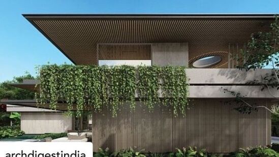 यावेळी त्यांच्यासोबत पत्नी अनुष्का शर्माही उपस्थित होती. कोहलीने याआधीही प्रेमानंज महाराज यांची भेट घेतली आहे.&nbsp;