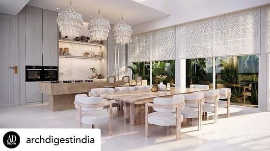 मीडिया रिपोर्ट्सनुसार, कोहलीच्या या बंगल्याची किंमत २० कोटींहून अधिक आहे. मात्र, याबाबत कोणतीही अधिकृत माहिती उपलब्ध नाही.&nbsp;