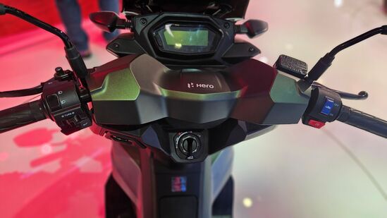 हिरो झूम 160 मध्ये १४ इंचाची अलॉय व्हील्स देण्यात आली असून ती ट्यूबलेस आहेत. समोरचा टायर १२०/७० तर मागचा टायर १४०/६० आकाराचा आहे. मॅट ग्रीन आणि ब्लॅक या छान कलर स्कीममध्ये ही स्कूटर तयार करण्यात आली आहे. सिंगल पीस सीटवर शिवणकामही करण्यात आलेलं आहे.