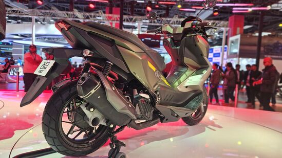 ही स्कूटर मॅट रेनफॉरेस्ट ग्रीन, समिट व्हाईट, कॅन्यन ग्रीन आणि मॅट ज्वालामुखी ग्रीन या चार रंगांमध्ये उपलब्ध आहे.