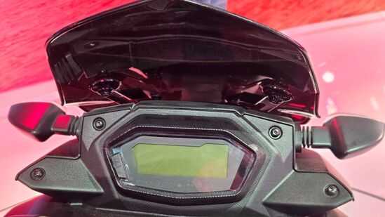 ही स्कूटर डिजिटल इंस्ट्रूमेंट क्लस्टरसह सुसज्ज आहे. हे इन्स्ट्रूमेंट ब्लूटूथ कनेक्टिव्हिटी आणि टर्न-बाय-टर्न नेव्हिगेशनला सपोर्ट करते. याद्वारे चालकाल सर्व महत्त्वाची माहिती दिली जाते.