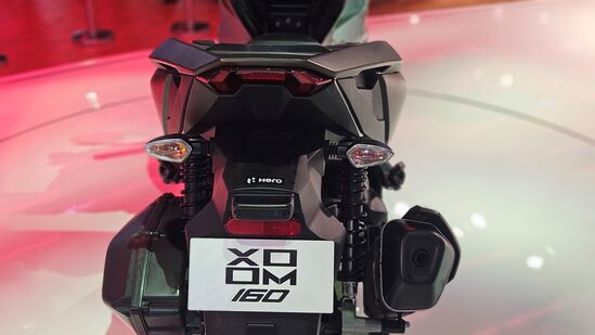 समोरच्या बाजूस एक व मागील बाजूच्या दोन टेलिस्कोपिक हायड्रोलिक शॉक ऑब्सॉर्बरद्वारे सस्पेन्शन ड्युटी पार पाडली जाते. हिरोमध्ये आय३एस सायलेंट स्टार्ट टेक्नॉलॉजीही देण्यात आली आहे.&nbsp;