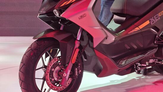 स्कूटरचा व्हीलबेस १३४८ मिमी आणि सीटची उंची ७८७ मिमी आहे. ग्राऊंड क्लिअरन्स १५५ मिमी आहे. दोन्ही टोकांवर डिस्क ब्रेकद्वारे ब्रेकिंग ड्युटी पार पाडली जाते. सिंगल-चॅनेल अँटी-लॉक ब्रेकिंग सिस्टम देखील देण्यात आलं आहे.&nbsp;