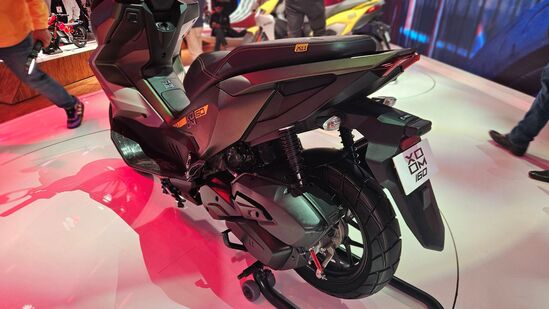 ही स्कूटर ड्युअल चेंबर हेडलॅम्प आणि पोझिशन लॅम्पसह सुसज्ज आहे. हे सगळे एलईडी युनिट्स आहेत. यात मागील दिव्याचाही समावेश आहे.&nbsp;