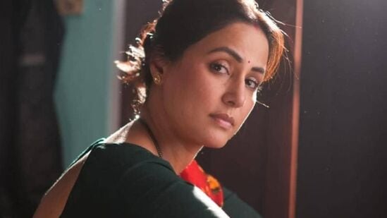 या फोटोत हिना खान खूपच वेगळी दिसत आहे. एक वेगळाच निरागसपणा तिच्या चेहऱ्यावर दिसत आहे. काळ्या ब्लाउजसोबत केशरी रंगाची साडी हिनाला खूप शोभून दिसत आहे. या फोटोत हिना खान खूपच वेगळी दिसत आहे. एक वेगळाच निरागसपणा तिच्या चेहऱ्यावर दिसत आहे. काळ्या ब्लाउजसोबत केशरी रंगाची साडी हिनाला खूप शोभून दिसत आहे.