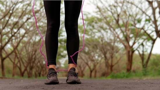 व्यायाम-जर तुमचे वजन झपाट्याने वाढत असेल आणि तुम्ही ते नियंत्रित करू शकत नसाल तर तुम्ही व्यायामाला तुमच्या दैनंदिन दिनचर्येचा भाग बनवावे. दररोज व्यायाम केल्याने तुम्हाला फक्त तुमच्या वजनातच नाही तर तुमच्या संपूर्ण शरीरातही बदल जाणवेल. असे केल्याने तुम्ही उत्साही राहाल आणि तुमच्या शरीराला अनेक आजारांशी लढण्याची ताकद मिळेल.