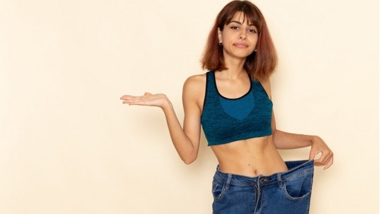 &nbsp;वजन कमी करणे सोपे काम नाही. यासाठी तुम्हाला केवळ कठोर परिश्रम करावे लागणार नाहीत तर इतर अनेक गोष्टींची विशेष काळजी घ्यावी लागेल. आज आम्ही तुम्हाला तुमचे वाढलेले वजन कमी करण्यासाठी दररोज किती पावले चालायला हवी हे सांगणार आहोत. यासोबतच, आम्ही तुम्हाला वाढलेले वजन कमी करण्याचे काही इतर मार्ग देखील सांगणार आहोत.