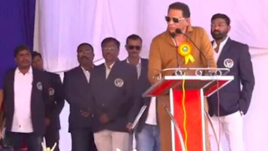 Video : गडचिरोली प्रीमियर लीगच्या उद्घाटनाला मोहम्मद अझरुद्दीनची हजेरी, भाषणात जोरदार फटकेबाजी Video : गडचिरोली प्रीमियर लीगच्या उद्घाटनाला मोहम्मद अझरुद्दीनची हजेरी, भाषणात जोरदार फटकेबाजी