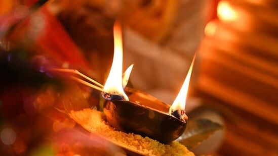 गंगाजलाने भरलेला कलश -पत्नीच्या डोक्यावर गंगाजलाने भरलेला कलश असावा. हा कलश चांगला सजवलेला असावा आणि त्यात सुपारीची पाने असावीत आणि सुपारीची पाने व्यवस्थित बंद केलेली असावीत. या पाण्यात प्रथम थोडे तांदूळ, फुले आणि हळद घाला. , सुपारी असावी. गंगाजलाने भरलेला कलश -पत्नीच्या डोक्यावर गंगाजलाने भरलेला कलश असावा. हा कलश चांगला सजवलेला असावा आणि त्यात सुपारीची पाने असावीत आणि सुपारीची पाने व्यवस्थित बंद केलेली असावीत. या पाण्यात प्रथम थोडे तांदूळ, फुले आणि हळद घाला. , सुपारी असावी.