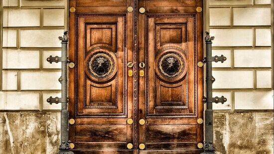 घर बंद नका करू -एकदा गृहप्रवेश झाल्यावर घरातच रहा आणि त्यानंतर घर अजिबात रिकामे सोडू नका. तिथेच झोपावे आणि चुकूनही ४० दिवस घर रिकामे ठेवू नये. हे अशुभ मानले जाते. घर बंद नका करू -एकदा गृहप्रवेश झाल्यावर घरातच रहा आणि त्यानंतर घर अजिबात रिकामे सोडू नका. तिथेच झोपावे आणि चुकूनही ४० दिवस घर रिकामे ठेवू नये. हे अशुभ मानले जाते.