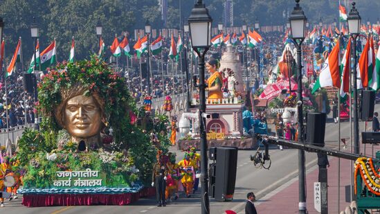 आदिवासी गौरव वर्ष साजरे करण्यासाठी आदिवासी कार्य मंत्रालयाची झांकी दाखवण्यात आली. महिला व बालविकास मंत्रालयाच्या झांकीमध्ये मंत्रालयाच्या छत्रछायेखाली पोसलेल्या महिला आणि मुलांचा बहुआयामी प्रवास दाखवण्यात आला.&nbsp;