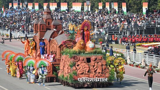 पश्चिम बंगालच्या झांकीमध्ये पश्चिम बंगालचा 'लक्ष्मी भंडार' आणि 'लोक प्रसार प्रकल्प' दाखवण्यात आला - बंगालमधील जनजीवन सक्षम करणे आणि स्वावलंबनाला प्रोत्साहन देणे दाखवण्यात आले.