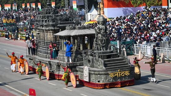 कर्नाटकच्या चित्ररथामध्ये लक्कुंडी : दगडी शिल्पांचे पाळणाघर दाखवण्यात आले.&nbsp;