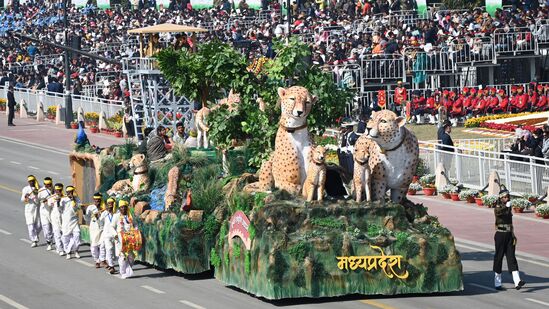 मध्य प्रदेशची शान असलेल्या कुनो नॅशनल पार्कचा चित्ररथाने सर्वांचे लक्ष वेधून घेतले. आफ्रिकन चित्त्यांची प्रतिकृती चित्ररथावर होती. &nbsp;