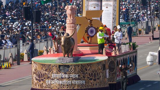 सामाजिक न्याय व अधिकारिता विभागाची झांकी होती, जी भारतीय राज्यघटना, आपला वारसा, विकास आणि मार्गाचा पाया या विषयावर आधारित होती. कर्तव्य पथावर एका वेगळ्या झांकीनं सर्वांचं मन मोहून घेतलं. तो चित्ररथ म्हणजे संविधाना प्रतिकृती आणि &nbsp;संविधानाचे जनक भीमराव आंबेडकर यांचा आवाज.