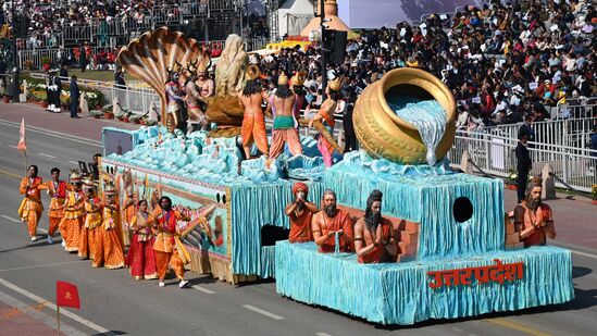उत्तर प्रदेशचा चित्ररथ महाकुंभ २०२५ - स्वर्णिम भारत हेरिटेज अँड डेव्हलपमेंटवर आधारित होता. भारताच्या प्रजासत्ताक दिनाचे औचित्य साधून कार्तव्य पथावर देशाची वैविध्यपूर्ण शक्ती आणि त्याच्या सतत विकसित होत असलेल्या सांस्कृतिक समावेशाचे दर्शन घडविणारी एकूण २६ झांकी काढण्यात आली, ज्यात १६ राज्ये आणि केंद्रशासित प्रदेश आणि केंद्र सरकारची १० मंत्रालये/ विभागांच्या झांक्यांचा समावेश होता.