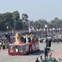 <p>यंदा प्रजासत्ताक दिनी पाच हजार कलाकारांनी&nbsp;'जयति जय मम : भारतम्'&nbsp;या संकल्पनेखाली ११ मिनिटांचे सांस्कृतिक सादरीकरण केले,&nbsp;ज्यात देशाच्या विविध भागांतील ४५ हून अधिक नृत्यशैली सादर करण्यात आल्या.&nbsp;यावेळी प्रजास्ताक दिनाचे प्रमुख पाहुणे इंडोनिशियाचे राष्ट्रपती प्रोबोवो सुबियांतो होते. हे संचलन पाहून तेही भारावून गेले.&nbsp;</p>