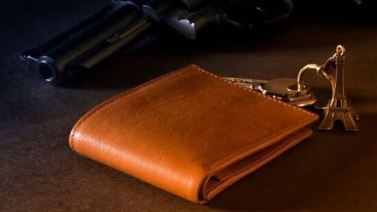 वास्तुशास्त्रानुसार पर्समध्ये काय ठेवावे? -हिंदू धर्मात वास्तुशास्त्राचे विशेष महत्त्व आहे. उत्पन्न वाढवण्यासाठी आणि आर्थिक लाभ मिळविण्यासाठी पर्सचे जीवनात विशेष महत्त्व आहे. वास्तुनुसार, पर्समध्ये काही वस्तू ठेवल्याने देवी लक्ष्मी प्रसन्न होते आणि आर्थिक समस्यांपासून मुक्तता मिळते. धनप्राप्ती आणि पैशाशी संबंधित समस्या दूर करणाऱ्या पर्समध्ये कोणत्या गोष्टी ठेवाव्यात हे जाणून घ्या. वास्तुशास्त्रानुसार पर्समध्ये काय ठेवावे? -हिंदू धर्मात वास्तुशास्त्राचे विशेष महत्त्व आहे. उत्पन्न वाढवण्यासाठी आणि आर्थिक लाभ मिळविण्यासाठी पर्सचे जीवनात विशेष महत्त्व आहे. वास्तुनुसार, पर्समध्ये काही वस्तू ठेवल्याने देवी लक्ष्मी प्रसन्न होते आणि आर्थिक समस्यांपासून मुक्तता मिळते. धनप्राप्ती आणि पैशाशी संबंधित समस्या दूर करणाऱ्या पर्समध्ये कोणत्या गोष्टी ठेवाव्यात हे जाणून घ्या.