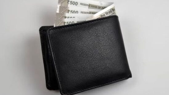 आर्थिक लाभासाठी वास्तू उपाय - आर्थिक समस्यांपासून मुक्त होण्यासाठी, एखाद्याने आपल्या पर्समध्ये चांदीचे नाणे ठेवले पाहिजे. वास्तुशास्त्रानुसार, पर्समध्ये चांदीचे नाणे ठेवल्याने आर्थिक स्थिती सुधारते आणि आर्थिक लाभ होण्याची शक्यता निर्माण होते. आर्थिक लाभासाठी वास्तू उपाय - आर्थिक समस्यांपासून मुक्त होण्यासाठी, एखाद्याने आपल्या पर्समध्ये चांदीचे नाणे ठेवले पाहिजे. वास्तुशास्त्रानुसार, पर्समध्ये चांदीचे नाणे ठेवल्याने आर्थिक स्थिती सुधारते आणि आर्थिक लाभ होण्याची शक्यता निर्माण होते.