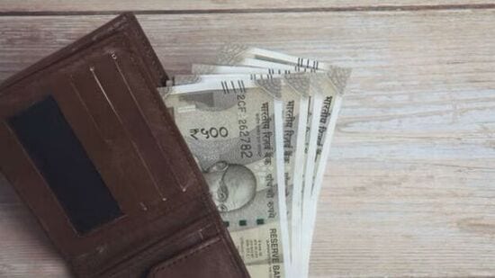 तुमच्या पर्समध्ये काय ठेवावे? - भगवान कुबेर यांना धनाची देवता मानले जाते. वास्तुनुसार, कुबेर यंत्र पर्समध्ये ठेवल्याने जीवनात समृद्धी येते. असे केल्याने देवी लक्ष्मी घरात कायमचा वास करते असे मानले जाते. तुमच्या पर्समध्ये काय ठेवावे? - भगवान कुबेर यांना धनाची देवता मानले जाते. वास्तुनुसार, कुबेर यंत्र पर्समध्ये ठेवल्याने जीवनात समृद्धी येते. असे केल्याने देवी लक्ष्मी घरात कायमचा वास करते असे मानले जाते.