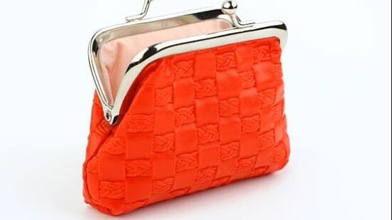 श्रीमंत होण्यासाठी आपण आपल्या पर्समध्ये काय ठेवले पाहिजे? -&nbsp;आई लक्ष्मीला गोमती चक्र खूप आवडते. वास्तुनुसार, गोमती चक्र पर्समध्ये ठेवल्याने व्यक्ती कर्जातून मुक्त होते आणि त्याची आर्थिक स्थिती सुधारते.