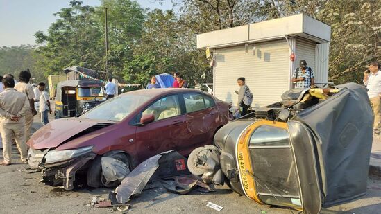 सायन-पनवेल मार्गावर भीषण अपघात! दोन रिक्षा व कारच्या धडकेत रिक्षा चालक ठार