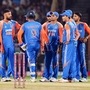 जगातील अनेक देशांचे संघ आंतरराष्ट्रीय क्रिकेटमधील तिन्ही फॉरमॅटमध्ये खेळतात. त्यापैकी तीन देशांनी आंतरराष्ट्रीय क्रिकेटमध्ये ७०० किंवा त्याहून अधिक सामने गमावले आहेत. आता यामध्ये टीम इंडियाच्या नावाचाही समावेश झाला आहे. राजकोट टी-२० सामन्यातील पराभव हा आंतरराष्ट्रीय क्रिकेटमधील टीम इंडियाचा ७०० वा पराभव ठरला आहे. भारताच्या आधी दोन देशांनी ही नकोशी कामगिरी केली आहे. <p>जगातील अनेक देशांचे संघ आंतरराष्ट्रीय क्रिकेटमधील तिन्ही फॉरमॅटमध्ये खेळतात. त्यापैकी तीन देशांनी आंतरराष्ट्रीय क्रिकेटमध्ये ७०० किंवा त्याहून अधिक सामने गमावले आहेत. आता यामध्ये टीम इंडियाच्या नावाचाही समावेश झाला आहे. राजकोट टी-२० सामन्यातील पराभव हा आंतरराष्ट्रीय क्रिकेटमधील टीम इंडियाचा ७०० वा पराभव ठरला आहे. भारताच्या आधी दोन देशांनी ही नकोशी कामगिरी केली आहे.</p>
