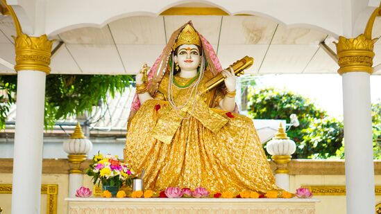 कला, विद्या आणि बुद्धीची देवता सरस्वती देवीचा आशीर्वाद ज्या व्यक्तीला लाभतो, तो आपल्या मनाच्या सामर्थ्याने देवी लक्ष्मीला प्रसन्न करू शकतो. आई शारदाच्या उपासनेमुळे अभ्यासात लक्ष केंद्रित होण्यास मदत होते. वसंत पंचमी अर्थात सरस्वती पूजा हा सण विद्यार्थी, शिक्षक आणि शिक्षणाशी संबंधित संस्थांसाठी खूप खास असतो. रविवार २ फेब्रुवारी २०२५ रोजी वसंत पंचमी आहे.