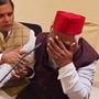 खासदार अवधेश प्रसाद पत्रकार परिषदेत रडताना