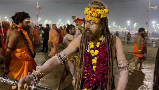 प्रयागराजमध्ये गंगा-यमुनेच्या संगमावर वसंत पंचमीच्या दिवशीचे शाही स्नान करून अंगावर भस्म लावून आखाड्याच्या तंबूत परत जात असलेले नागा साधू या छायाचित्रात दिसत आहे.&nbsp;