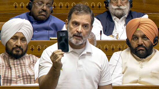 राहुल गांधी लोकसभेत बोलताना