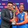<p>भारताने महिला अंडर-१९ टी-20 विश्वचषक २०२५ चे विजेतेपद पटकावले. टीम इंडियाने फायनलमध्ये दक्षिण आफ्रिकेचा ९ विकेट्सनी पराभव करून इतिहास रचला. याच्या सुमारे ७ महिन्यांपूर्वी, भारताच्या पुरुष वरिष्ठ संघाने २०२४ टी-20 विश्वचषकाचे विजेतेपद पटकावले होते.</p>