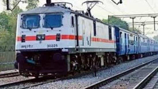 प्रवाशांना मिळणार चांगला UI या अॅपच्या माध्यमातून प्रवाशांना चांगला प्लॅटफॉर्म मिळणार आहे. वापरकर्ता इंटरफेस (UI) सह वापरकर्त्यांचा अनुभव सुधारणे हा या अॅपच उद्देश आहे. हे अॅप रेल्वेच्या वेगवेगळ्या सुविधा एकत्र आणते, ज्यामुळे अनेक अॅप्सची आवश्यकता कमी होणार आहे. प्रवाशांना मिळणार चांगला UI या अॅपच्या माध्यमातून प्रवाशांना चांगला प्लॅटफॉर्म मिळणार आहे. वापरकर्ता इंटरफेस (UI) सह वापरकर्त्यांचा अनुभव सुधारणे हा या अॅपच उद्देश आहे. हे अॅप रेल्वेच्या वेगवेगळ्या सुविधा एकत्र आणते, ज्यामुळे अनेक अॅप्सची आवश्यकता कमी होणार आहे. 