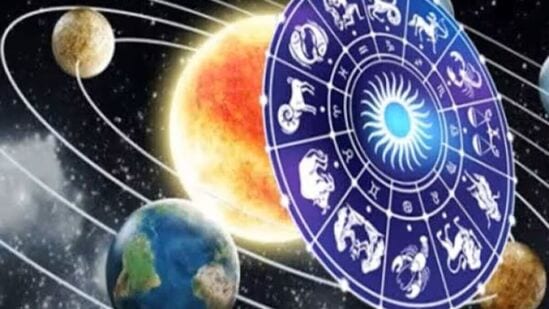 ३ राशींसाठी फायदेशीर -गुरुच्या पूर्वाभाद्रपदा नक्षत्रात शनिदेवाच्या गोचरामुळे काही राशींसाठी हा काळ चांगला राहू शकतो, तर काहींना जीवनात अडचणींचा सामना करावा लागू शकतो. गुरुच्या नक्षत्रात शनी विराजमान झाल्याने कोणत्या ३ राशींना शुभ फळ मिळू शकते ते जाणून घेऊ या-