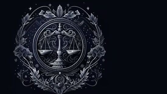 तूळ -तूळ राशीच्या लोकांसाठी गुरु नक्षत्रात शनीचे भ्रमण शुभ मानले जाते. व्यवसाय करणाऱ्यांना चांगली बातमी मिळू शकते. तुम्हाला तुमच्या कुटुंबाचे आणि पूर्वजांचे आशीर्वाद मिळतील. तुम्ही तुमच्या शत्रूंवर विजय मिळवू शकाल. व्यवसायात तुम्हाला फायदा होईल.