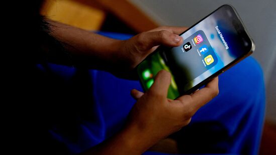 अ‍ॅप कसे वापरावेCRIS ने दिलेल्या माहितीनुसार, प्ले स्टोअर किंवा अ‍ॅप स्टोअरवरून अ‍ॅप डाउनलोड करा. यानंतर RailConnect किंवा UTS मोबाईल अ‍ॅपचे &nbsp;वापरकर्ते त्यांच्या ओळखीच्या पुराव्यासह अ‍ॅपमध्ये थेट लॉग इन करू शकतात. नवीन वापरकर्ते त्यांची नोंदणी करून या अ‍ॅपचा वापर करू शकतात.&nbsp;