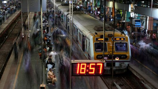 ऑल-इन-वन अ‍ॅपसध्या, आरक्षित आणि अनारक्षित बुकिंगसाठी वेगवेगळे अ‍ॅप्स उपलब्ध आहेत. याव्यतिरिक्त, रेल्वे संबंधी माहिती आणि वेळापत्रक तपासण्यासाठी एक स्वतंत्र अ‍ॅप आवश्यक आहे. या सर्व सेवा आता एकाच अ‍ॅपद्वारे प्रवाशांना मिळणार आहे. तसेच, पीएनआर संबंधित माहिती देखील याच अ‍ॅपमध्ये प्रवाशांना मिळणार आहे. &nbsp;