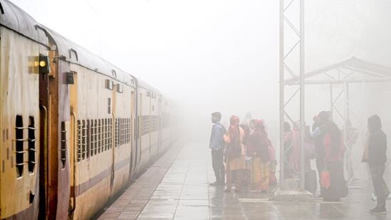 या सुविधा मिळणार या अॅपमध्ये आरक्षित तिकीट बुकिंग, अनारक्षित तिकीट आणि प्लॅटफॉर्म तिकीट बुकिंग, पार्सल आणि मालवाहतुकीची चौकशी, ट्रेन आणि पीएनआर स्थिती चौकशी, ट्रेनमध्ये जेवण ऑर्डर करणे, तक्रार व्यवस्थापनासाठी रेल मदत अशा विविध सुविधा प्रवाशांना मिळणार आहे. या सुविधा मिळणार या अॅपमध्ये आरक्षित तिकीट बुकिंग, अनारक्षित तिकीट आणि प्लॅटफॉर्म तिकीट बुकिंग, पार्सल आणि मालवाहतुकीची चौकशी, ट्रेन आणि पीएनआर स्थिती चौकशी, ट्रेनमध्ये जेवण ऑर्डर करणे, तक्रार व्यवस्थापनासाठी रेल मदत अशा विविध सुविधा प्रवाशांना मिळणार आहे. 