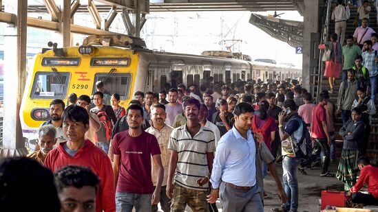 रेल्वे वॉलेट होणार तयार सिंगल-साइन-ऑन वैशिष्ट्यामुळे अनेक पासवर्ड लक्षात ठेवण्याची गरज कमी होणार आहे. पहिल्या लॉगिनवर, तिकीट बुकिंग सुलभ करण्यासाठी प्रत्येक वापरकर्त्यासाठी एक आर-वॉलेट तयार केले जाणार आहे. विद्यमान आर-वॉलेट्स मोबाईल अॅपवरील यूटीएसशी आपोआप जोडले जाईल. वापरकर्ते मोबाईल नंबर/ओटीपी द्वारे या अॅपमध्ये अतिथी म्हणून लॉग इन करू शकणार आहेत. रेल्वे वॉलेट होणार तयार सिंगल-साइन-ऑन वैशिष्ट्यामुळे अनेक पासवर्ड लक्षात ठेवण्याची गरज कमी होणार आहे. पहिल्या लॉगिनवर, तिकीट बुकिंग सुलभ करण्यासाठी प्रत्येक वापरकर्त्यासाठी एक आर-वॉलेट तयार केले जाणार आहे. विद्यमान आर-वॉलेट्स मोबाईल अॅपवरील यूटीएसशी आपोआप जोडले जाईल. वापरकर्ते मोबाईल नंबर/ओटीपी द्वारे या अॅपमध्ये अतिथी म्हणून लॉग इन करू शकणार आहेत. 