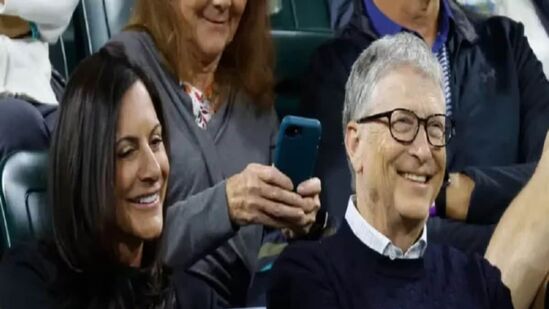 कोण आहेत पॉला हर्ड ?ओरेकलचे माजी सीईओ मार्क हर्ड यांच्या विधवा पत्नी पॉला यांनी टेक्सास विद्यापीठातून पदवी शिक्षण पूर्ण केलं आहे. त्यांनी १९८४ मध्ये व्यवसाय प्रशासनात बॅचलर पदवी देखील मिळवली. २०१९ मध्ये मार्कचा मृत्यू होईपर्यंत त्या तब्बल ३० वर्षे मार्कसोबत एकनिष्ठ राहिल्या. कोण आहेत पॉला हर्ड ?ओरेकलचे माजी सीईओ मार्क हर्ड यांच्या विधवा पत्नी पॉला यांनी टेक्सास विद्यापीठातून पदवी शिक्षण पूर्ण केलं आहे. त्यांनी १९८४ मध्ये व्यवसाय प्रशासनात बॅचलर पदवी देखील मिळवली. २०१९ मध्ये मार्कचा मृत्यू होईपर्यंत त्या तब्बल ३० वर्षे मार्कसोबत एकनिष्ठ राहिल्या. 