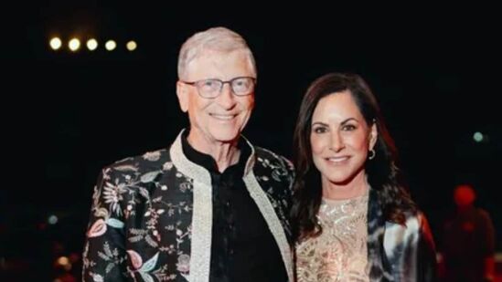 बिल गेट्स मेलिंडापासून &nbsp;झाले वेगळेसुमारे २७ वर्षे एकत्र राहिल्यानंतर, बिल आणि मेलिंडा यांनी २०२१ मध्ये वेगळे होण्याची घोषणा केली. एका मुलाखतीदरम्यान, मायक्रोसॉफ्टचे संस्थापक बिल गेट्स यांनी मेलिंडासोबतच्या घटस्फोटाबद्दल दुःखही व्यक्त केलं आहे.&nbsp;