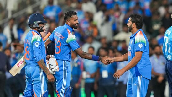 Rohit Sharma : रोहित शर्माचं कर्णधारपद धोक्यात, हार्दिक आणि गिल यांच्या नावाची चर्चा, जाणून घ्या