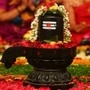 दरवर्षी माघ महिन्यातील कृष्ण पक्षाच्या चौदाव्या दिवशी म्हणजे चतुर्दशीला महाशिवरात्री उत्सव साजरा केला जातो. या दिवशी भगवान शिव आणि माता पार्वतीची पूजा करण्याची प्रथा आहे. या तिथीला महादेव आणि माता पार्वती यांचा विवाह झाला असे मानले जाते, म्हणून याला शिव-पार्वतीच्या संगमाचा दिवस असेही म्हणतात. असे मानले जाते की या दिवशी भक्ताने खऱ्या मनाने शिव परिवाराची पूजा केली तर त्याला सुख-समृद्धीचा आशीर्वाद मिळतो. याशिवाय व्यक्तीच्या वैवाहिक जीवनातील समस्याही दूर होतात. <p>दरवर्षी माघ महिन्यातील कृष्ण पक्षाच्या चौदाव्या दिवशी म्हणजे चतुर्दशीला महाशिवरात्री उत्सव साजरा केला जातो. या दिवशी भगवान शिव आणि माता पार्वतीची पूजा करण्याची प्रथा आहे. या तिथीला महादेव आणि माता पार्वती यांचा विवाह झाला असे मानले जाते, म्हणून याला शिव-पार्वतीच्या संगमाचा दिवस असेही म्हणतात. असे मानले जाते की या दिवशी भक्ताने खऱ्या मनाने शिव परिवाराची पूजा केली तर त्याला सुख-समृद्धीचा आशीर्वाद मिळतो. याशिवाय व्यक्तीच्या वैवाहिक जीवनातील समस्याही दूर होतात.</p>