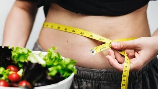 Weight loss Tips : दोन आठवड्यात पोट कमी होईल, घरात बनवता येणारा हा ज्यूस मांड्या आणि हातांची चरबी नाहीशी करेल, पाहा