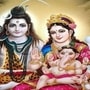 महाशिवरात्रीच्या दिवशी भगवान शिवाच्या (देवी पार्वती, भगवान गणेश, भगवान कार्तिकेय, नंदी) संपूर्ण कुटुंबाचे चित्र किंवा मूर्ती घरात आणणे अत्यंत शुभ मानले जाते. असे केल्याने कुटुंबात सुख, शांती आणि समृद्धी टिकून राहते आणि महादेवाचा आशीर्वाद प्राप्त होतो, असे मानले जाते. <p>महाशिवरात्रीच्या दिवशी भगवान शिवाच्या (देवी पार्वती, भगवान गणेश, भगवान कार्तिकेय, नंदी) संपूर्ण कुटुंबाचे चित्र किंवा मूर्ती घरात आणणे अत्यंत शुभ मानले जाते. असे केल्याने कुटुंबात सुख, शांती आणि समृद्धी टिकून राहते आणि महादेवाचा आशीर्वाद प्राप्त होतो, असे मानले जाते.</p>