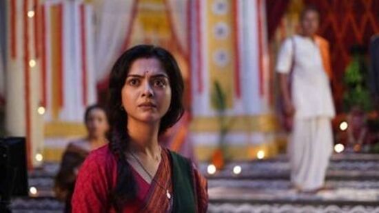 अभिनेत्री सोलंकी रॉय २०० वर्ष जुन्या श्रद्धा आणि रहस्यांचा शोध घेणाऱ्या 'बिशोहोरी' या नवीन बंगाली वेब सीरिजमध्ये दिसणार आहे. सोलंकी रॉय आणि रोहन भट्टाचार्य यांची मुख्य भूमिका असलेली ही बंगाली वेब सीरिज १३ फेब्रुवारी रोजी होईचोईवर प्रसारित होत आहे.