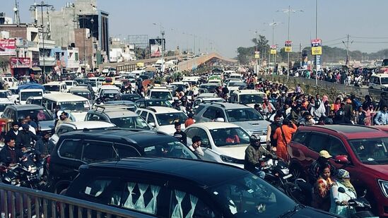प्रयागराजच्या मार्गावर झालेली वाहतूक कोंडी