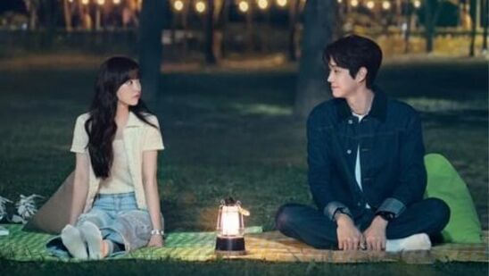 कोरियन भाषेत बनवलेल्या या मालिकेचे नाव 'मेलो मूव्ही' आहे. ही एक ड्रामा सीरिज आहे, ज्याचे एकूण १० भाग असणार आहेत. ही सीरिज १४ फेब्रुवारी रोजी नेटफ्लिक्सवर येत आहे.